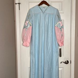 Vintage Appel Robe Medium Housecoat Blue W/Pink Appliqué Flowers On Sleeves NWT